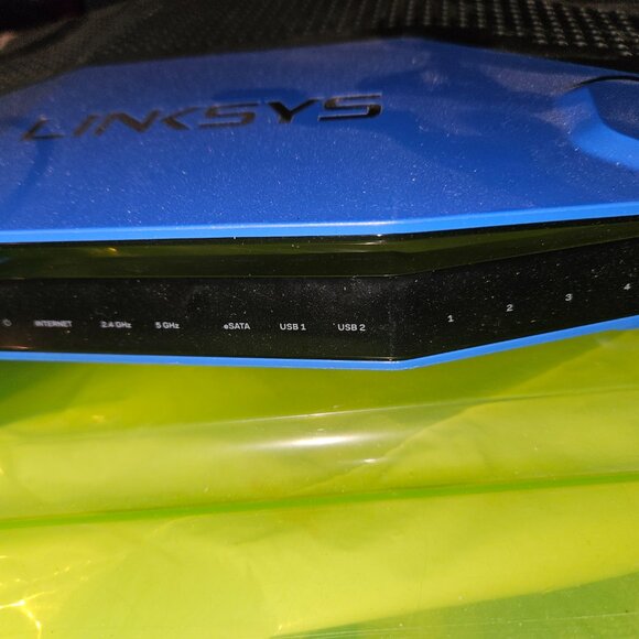 Linksys WRT1900AC is a dual-band, 802.11ac router - Picture 1 of 7